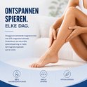 Close-up van een vrouw die haar benen masseert. Tekst: Ontspannen spieren. Elke dag. 33% magnesiumchloride. Snelle opname. Hypoallergeen.