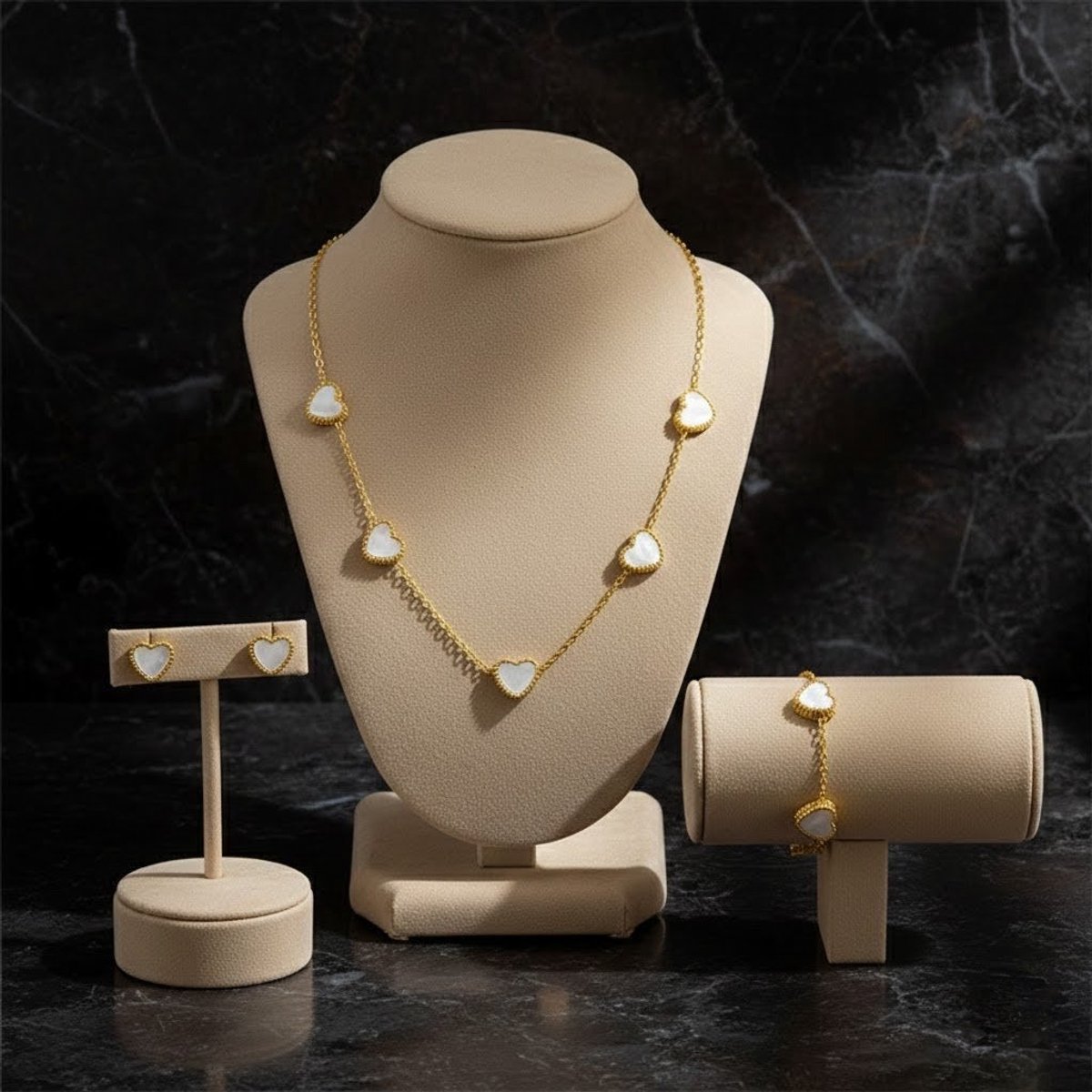 Glintweave – Roestvrijstalen Sieradenset met Hartvormige Schelpinleg – 18K Verguld – Ketting, Armband & Oorstekers – Dames – Goud/Wit