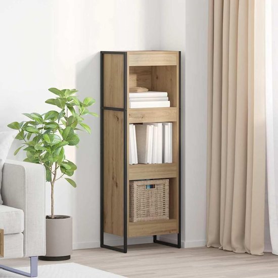 Hoge, smalle boekenkast met een houten nerf en een zwart metalen frame. Bevat boeken en een mand.