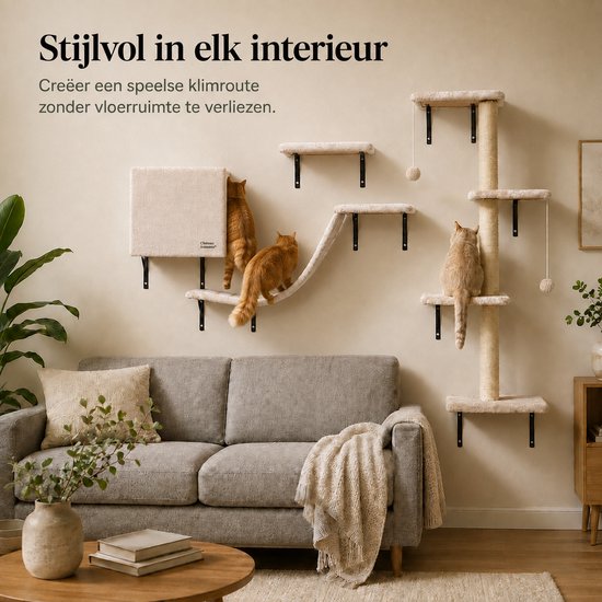 Kattenklimmuur in beige stof, geïnstalleerd boven een grijze bank. Drie katten zijn op de klimmuur, een klimt op een plateau, een loopt over de brug, een zit op de krabpaal.