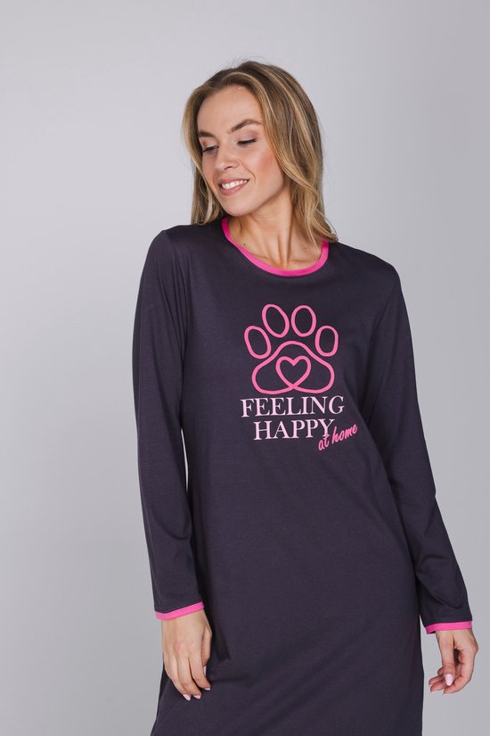 Model in donkergrijs nachthemd met lange mouwen, roze boorden en een roze pootafdruk met tekst 'FEELING HAPPY at home'.