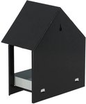 Zwart vogelvoederhuisje in de vorm van een huis, van metaal, met een open voorkant en een metalen bakje.