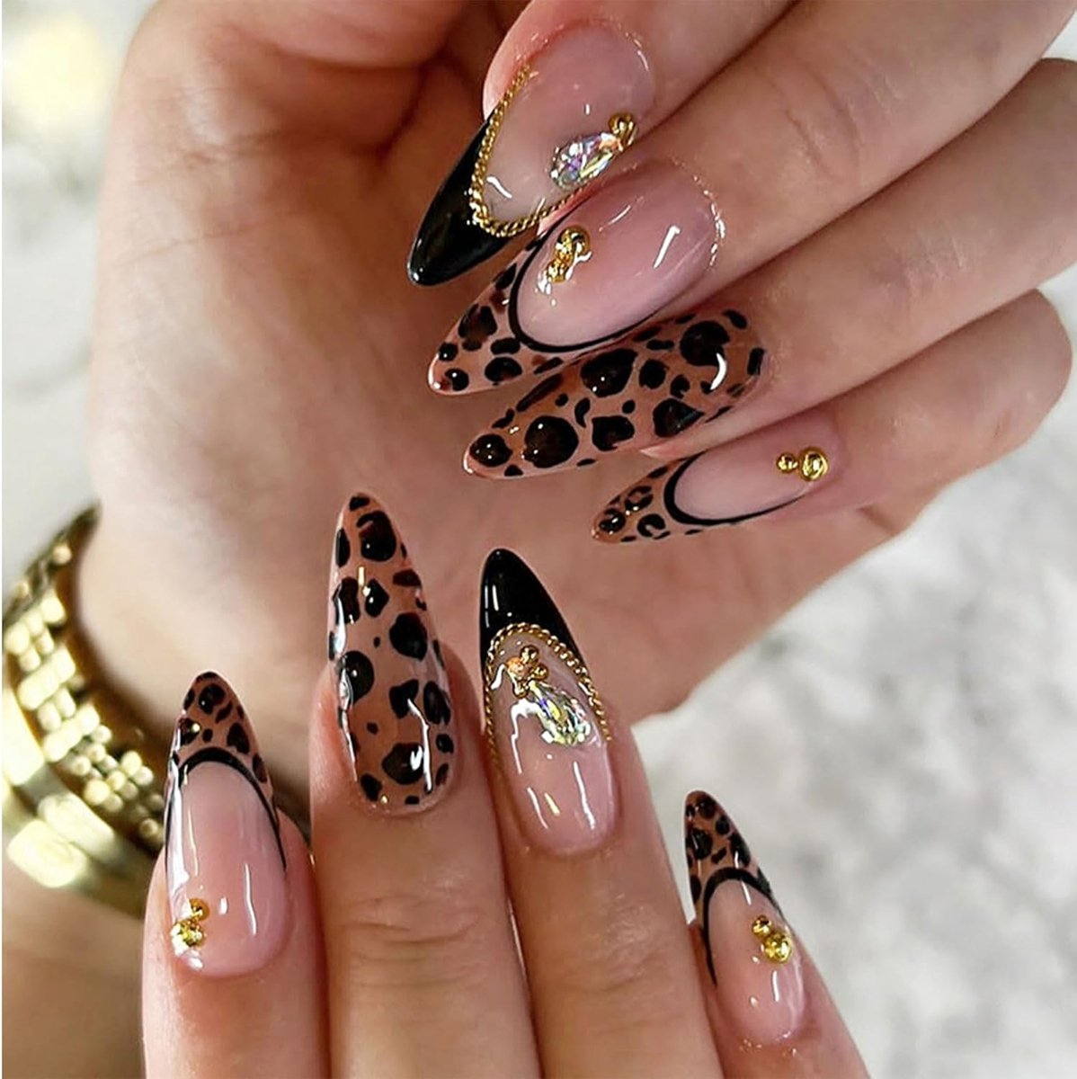 Press on Nails Mandel Medium French Tip Kunstnagels met Gouden Ketting Staalparels Hanger Glanzende Acryl Valse Nagel Luipaardpatroon Nagel Full Cover Plaknagels voor Vrouwen