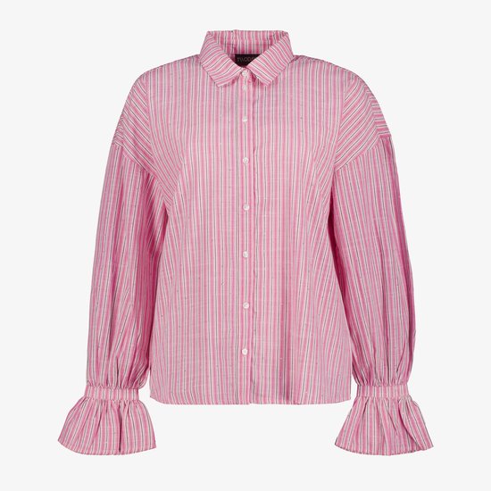 Roze blouse met verticale witte en grijze strepen en glitterdetails. Wijde mouwen met ruches aan de uiteinden.