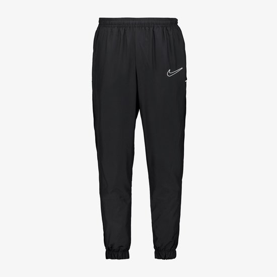 Zwarte Nike trainingsbroek met elastische tailleband en witte swoosh op linkerbeen.