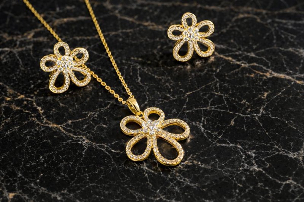Glintweave – Roestvrijstalen Sieradenset met Bloemvormige Hangers & Zirkonia – 18K Verguld – Ketting & Oorstekers – Dames – Goud