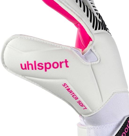 Witte keepershandschoen met roze 'uhlsport' en 'STARTER SOFT' op de duim.