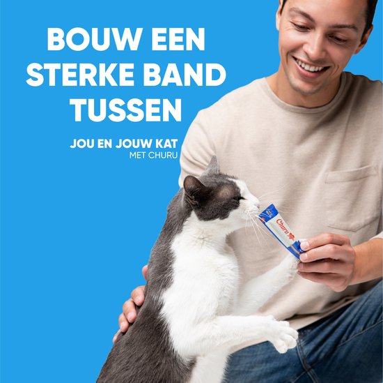 Man met grijze en witte kat die een Churu-snack eet uit een zakje.