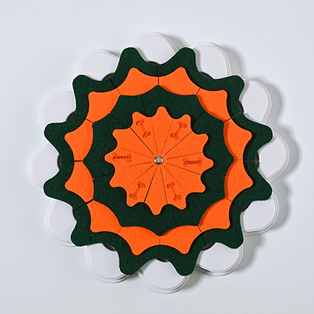 Claoner Kerst snuffelmat voor honden katten - Interactief puzzel speelgoed - Slow feeding met verstopte snackzakjes - 25cm - Groen Oranje