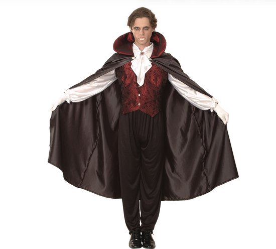 Man in vampierkostuum met rode bloemenvest, witte jabot, zwarte cape met rode voering en witte handschoenen.