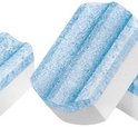 Blauwe ontkalkingstabletten met witte zijkanten en ribbels.