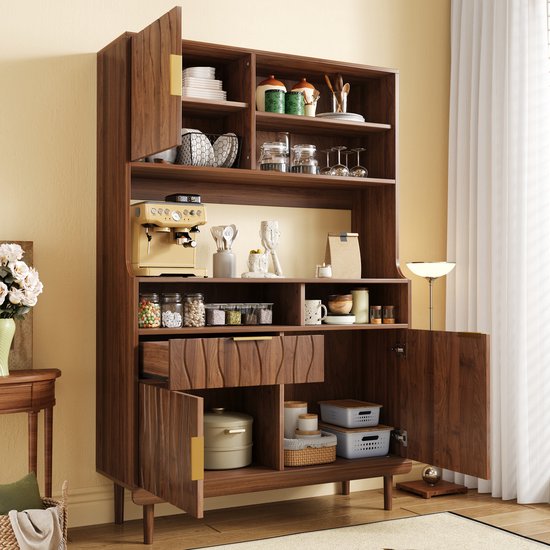 Bruine buffetkast met deuren, laden en open vakken, gevuld met keukengerei en decoraties.