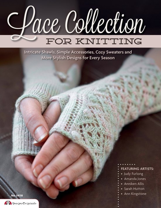 Lace Collection For Knitting boek met twee handen met gebreide polsverwarmers met kantmotief.