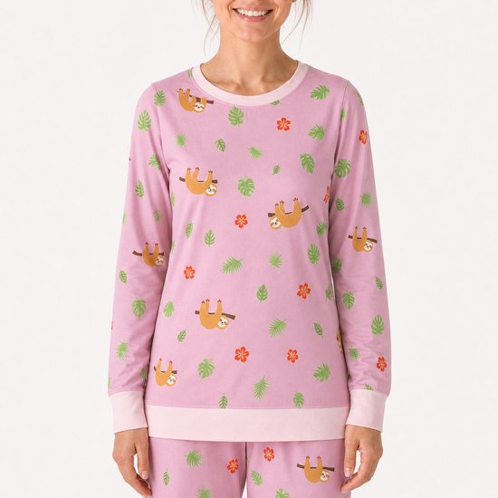 Dames pyjama in lichtroze met luiaards en bladerenprint. Ronde hals, lange mouwen.