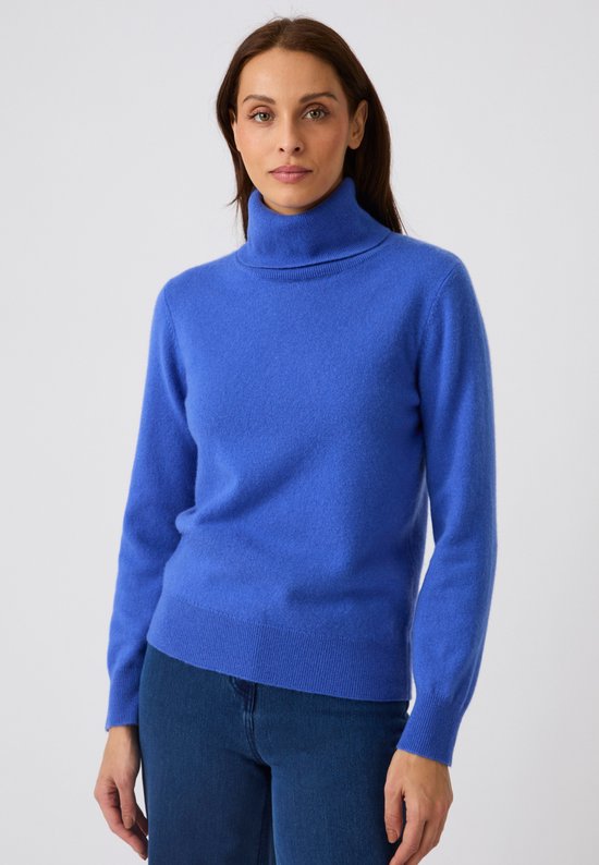 Dames colbert van 100% kasjmier in helder blauw, gedragen met spijkerbroek.