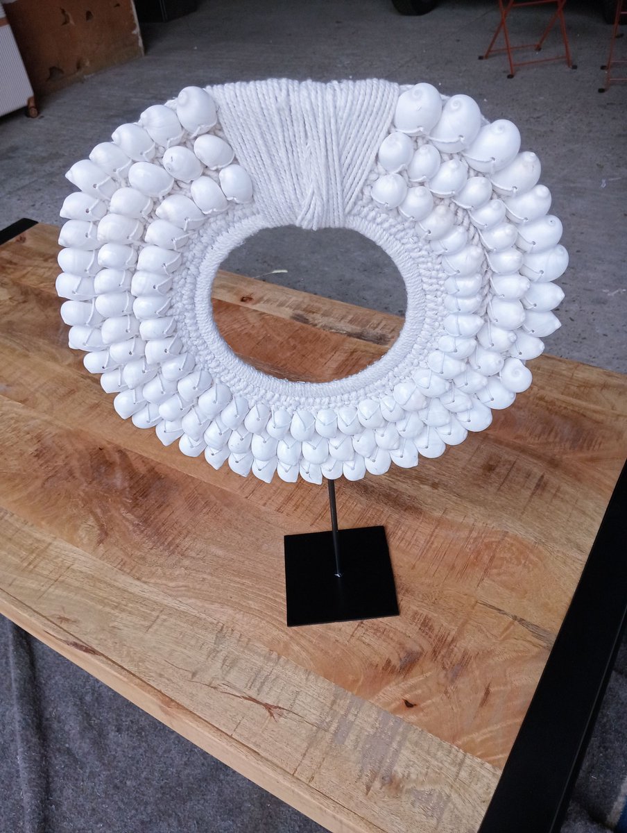Schelpenketting op standaard Papua Necklace schelpen decoratie