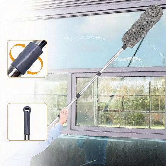 Grijze microvezel plumeau met telescopische steel die langs een raam wordt gehaald.