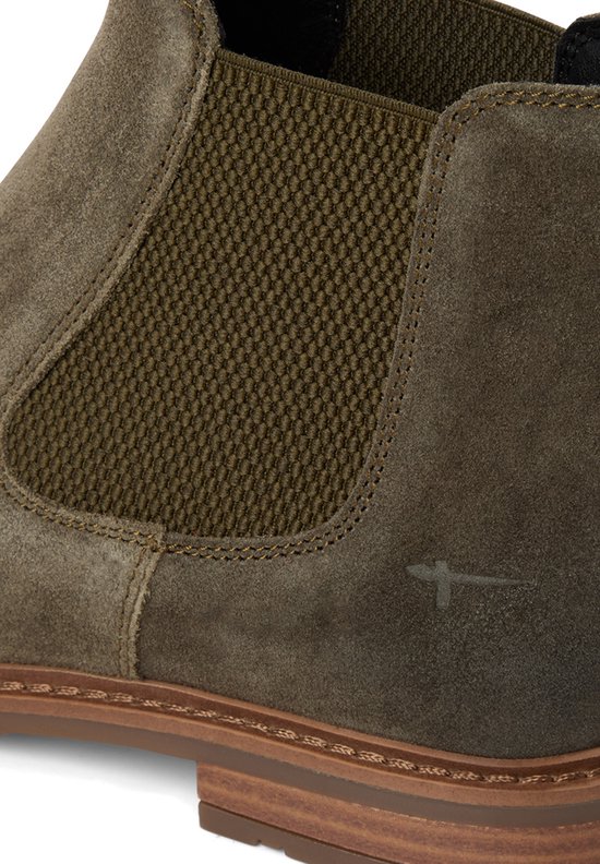 Detail van olijfgroene suède Tamaris Chelsea-laarsjes met groene elastische inzetten, stiksels en een logo.