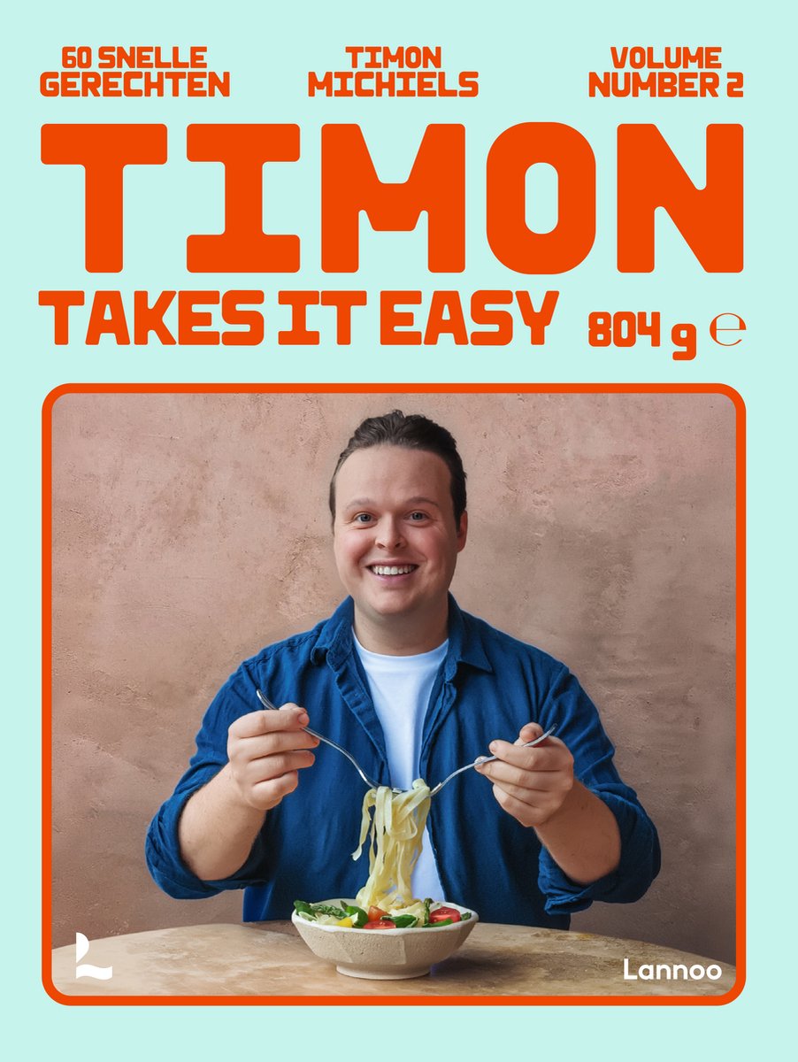 Een glimlachende man met donker haar, Timon Michiels, houdt een vork met pasta omhoog. "Timon Takes It Easy", "60 snelle gerechten", "Volume number 2".