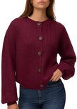 Model draagt bordeauxrode gebreide cardigan met knopen en ballonmouwen.
