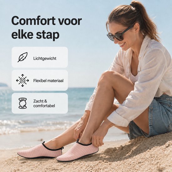 Vrouw op strand die roze gestreepte waterschoen aantrekt, zacht en flexibel.