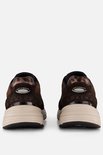 Achterkant van een paar bruine suède Gabor Rollingsoft sneakers met luipaardprint en 'rollingssoft' logo.