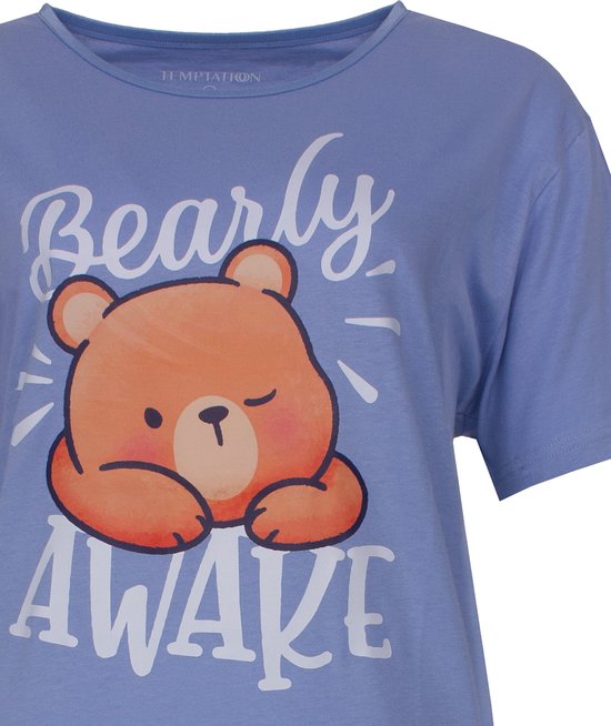 Blauw nachthemd met korte mouwen, met een print van een slapende beer en tekst 'Bearly Awake'.