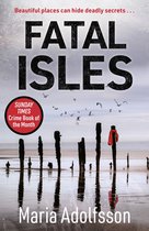 Boekomslag van 'Fatal Isles' met een mistige kustlijn, oude palen en een rode jas aan een paal. 'SUNDAY TIMES Crime Book of the Month'.