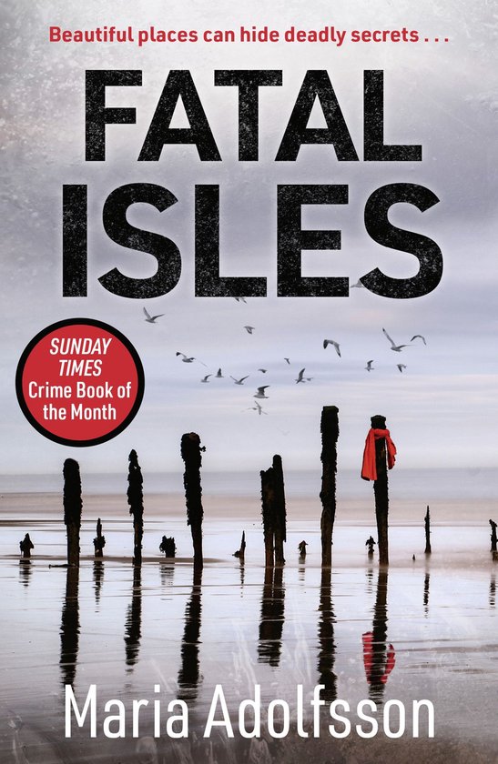 Boekomslag van 'Fatal Isles' met een mistige kustlijn, oude palen en een rode jas aan een paal. 'SUNDAY TIMES Crime Book of the Month'.