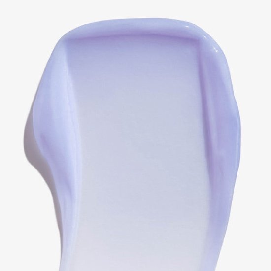 Texture crémeuse et violette étalée sur une surface.