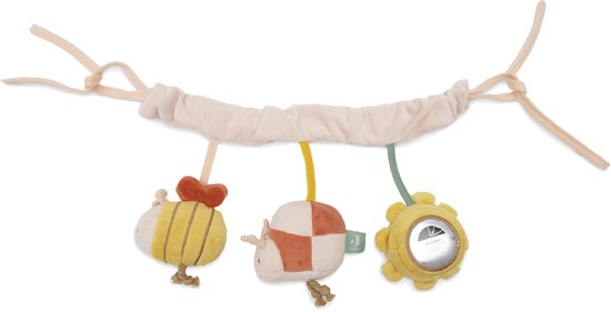Roze kinderwagenhanger met drie speeltjes: bij, lieveheersbeestje en een spiegel.