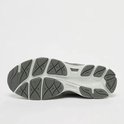 Onderkant van de grijze ASICS Gel-NYC sneaker met grijs loopvlakpatroon.