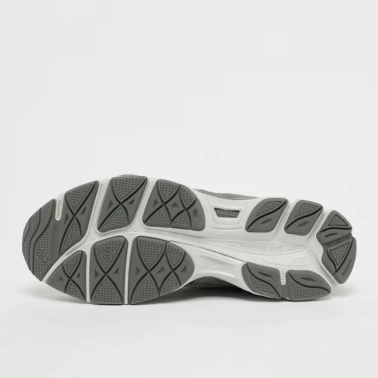 Onderkant van de grijze ASICS Gel-NYC sneaker met grijs loopvlakpatroon.