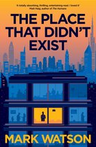 Boek cover van 'The Place That Didn't Exist' door Mark Watson, met een stedelijke skyline bij zonsondergang.