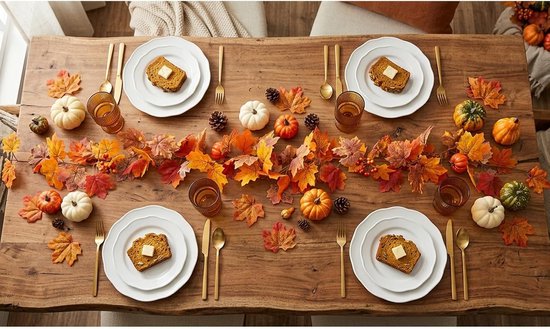 Herfsttafeldecoratie met bladeren en pompoenen.