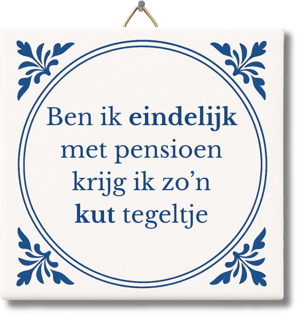 Tegeltje met Tekst – Ben ik eindelijk met pensioen, krijg ik zo'n kut tegeltje - Pensioen cadeau – Grappig Tegeltje van NietMokken.nl met ophanghaakje – Met premium verpakking, gratis viltje en ansichtkaart – Glossy