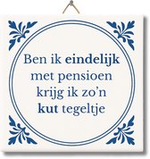 Tegeltje met Tekst – Ben ik eindelijk met pensioen, krijg ik zo'n kut tegeltje - Pensioen cadeau – Grappig Tegeltje van NietMokken.nl met ophanghaakje – Met premium verpakking, gratis viltje en ansichtkaart – Glossy