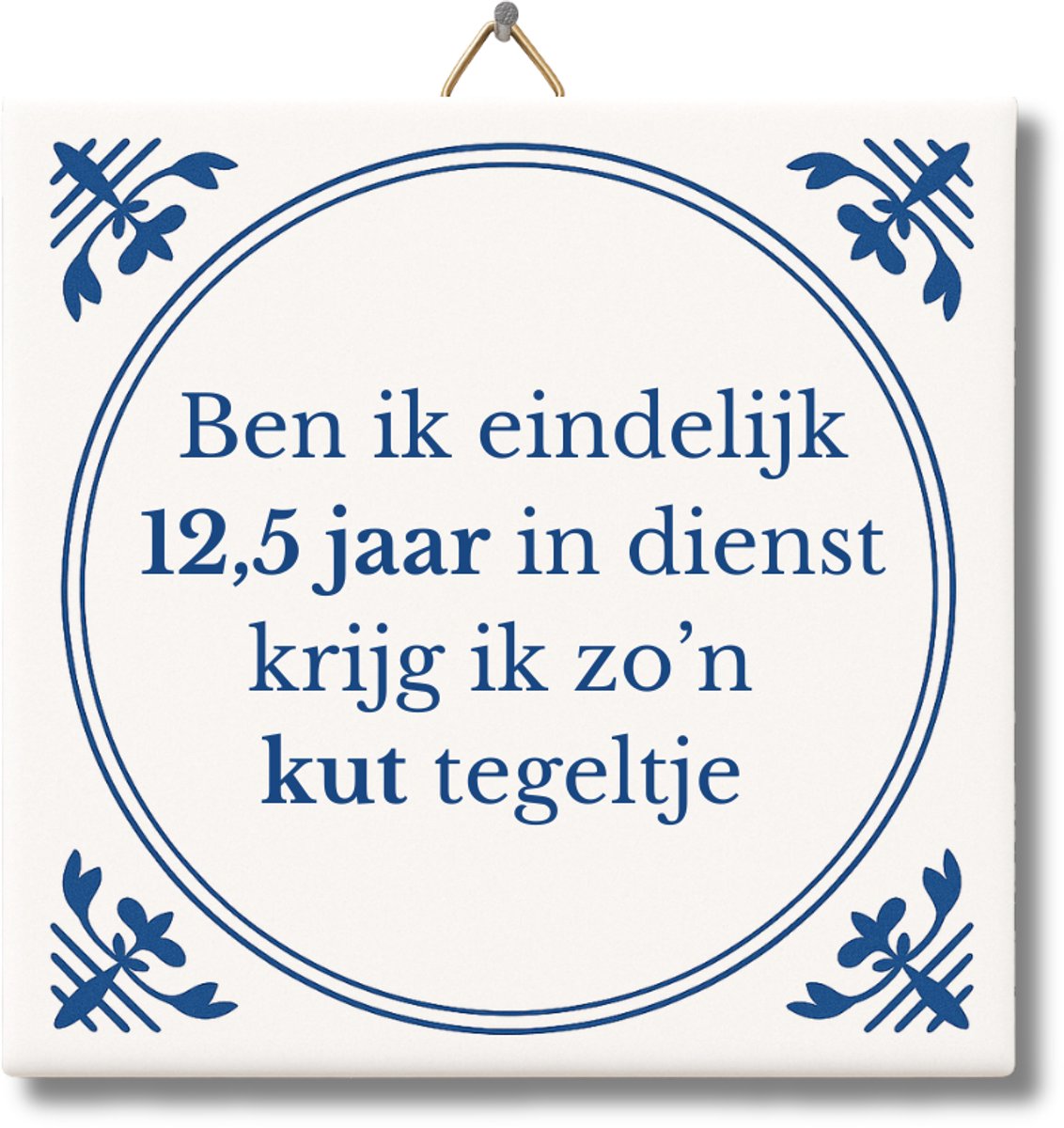 Tegeltje met Tekst – Ben ik eindelijk 12,5 jaar in dienst, krijg ik zo'n kut tegeltje – Cadeau 12,5 jaar in dienst – Grappig Tegeltje van NietMokken.nl met ophanghaakje – Inclusief premium verpakking, gratis viltje en ansichtkaart – Glossy