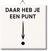 Wit tegeltje met zwarte tekst 'DAAR HEB JE EEN PUNT' en een zwarte pijl die naar een punt wijst.