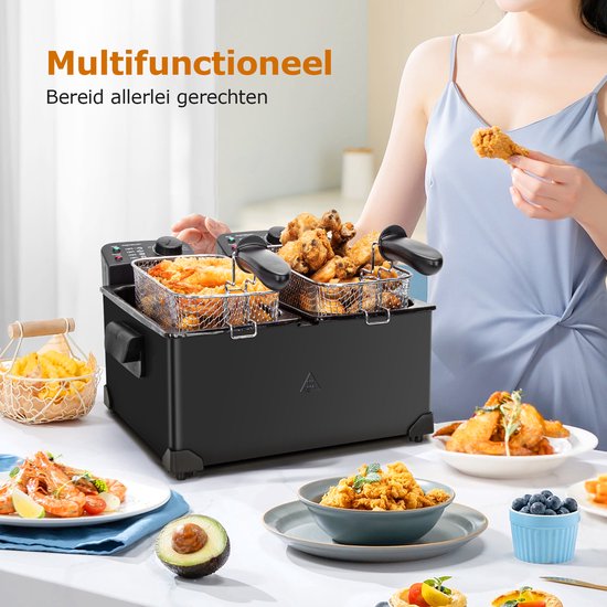 Zwarte dubbele friteuse met twee mandjes vol gefrituurde kip en friet. Vrouw eet een drumstick.