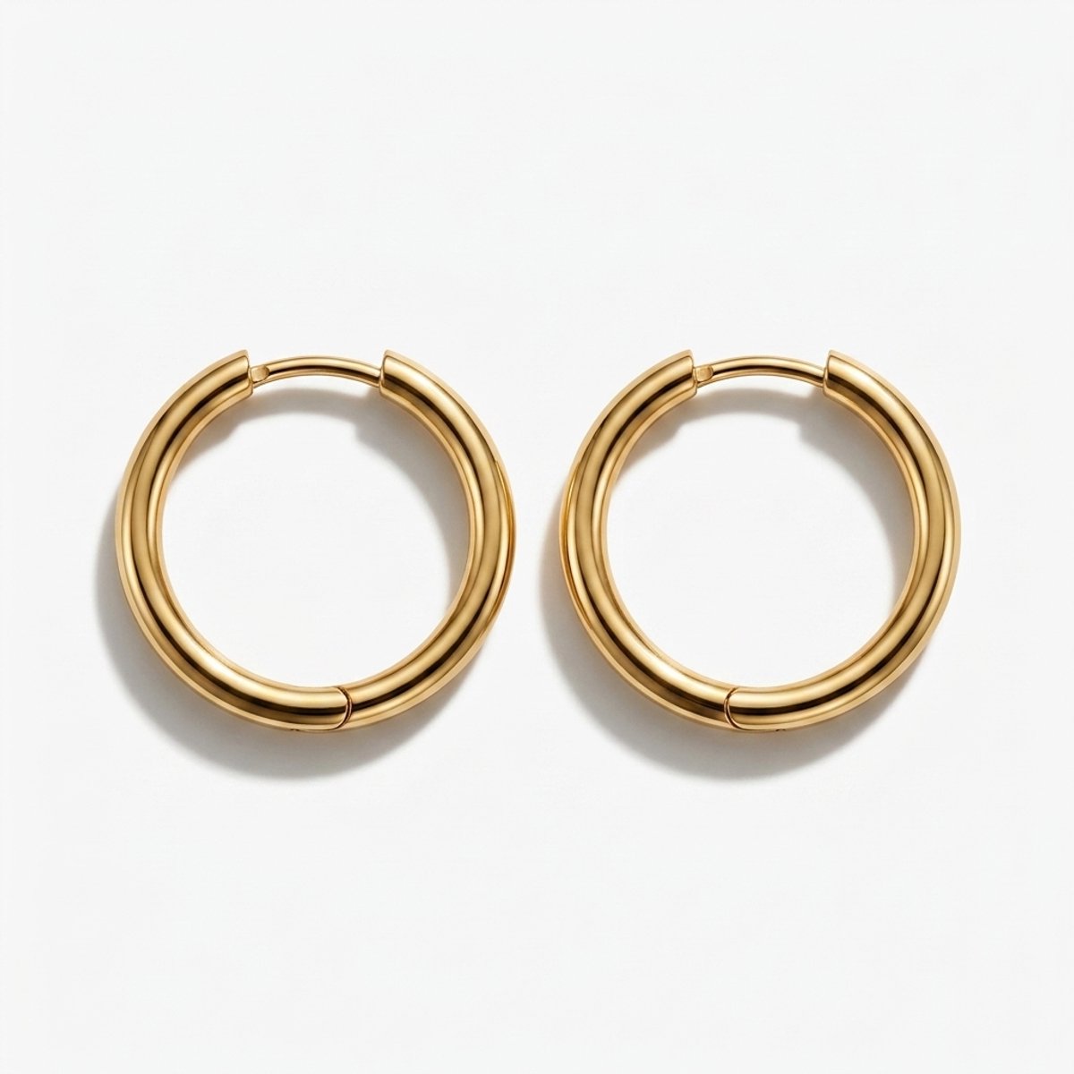 Lundholm 16 mm Emmy Oorringen Dames Goudkleurig – Premium Stainless Steel Jewellery Gold PVD Plated Hoops – Elegante Oorbellen Gouden Oorbellen Dames Sieraad Cadeau voor haar – Waterproof & Hypoallergeen my – Scandinavisch Design