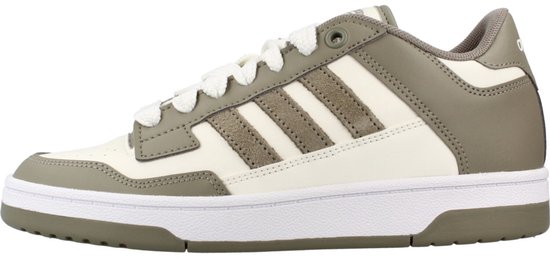 Zijaanzicht van een witte sneaker met taupe Adidas strepen, veters en witte zool.