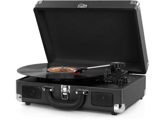 Zwarte retro platenspeler in koffer, met ingeschakelde toonarm en draaiende plaat met oranje label. De klep is open.