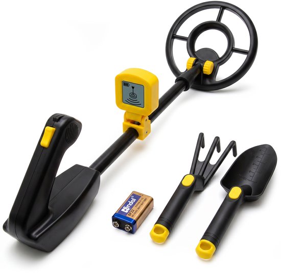 Gele en zwarte metaaldetector met LCD-scherm, schepje, harkje en 9V batterij op witte achtergrond.