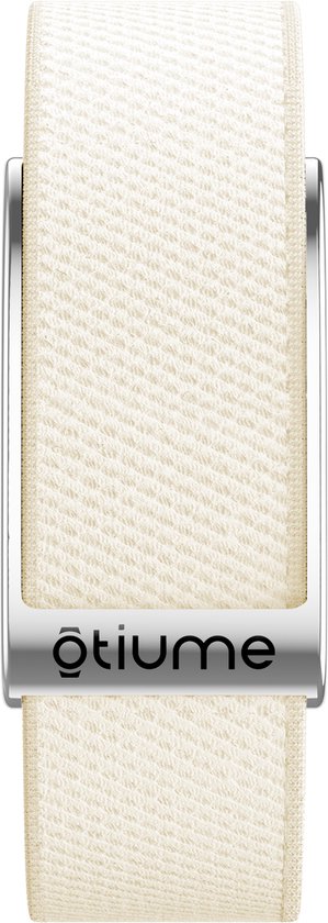 Close-up van de beige stoffen band van de Otiume Vigor activity tracker met zilverkleurige details.