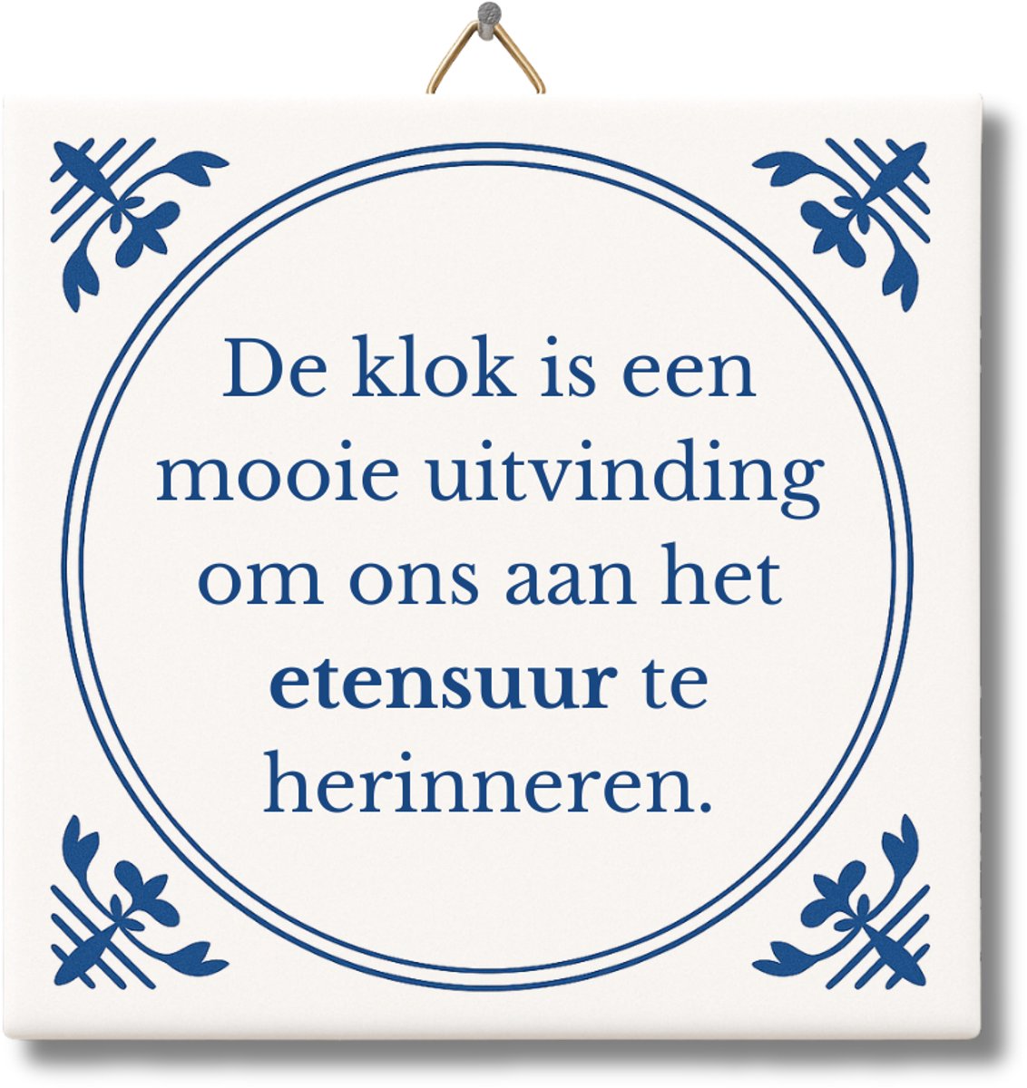 Tegeltje met Tekst van NietMokken® – De klok is een mooie uitvinding om ons aan het etensuur te herinneren – Grappig Keuken Tegeltje – Cadeau voor kookliefhebber of foodie – Met ophanghaakje, premium verpakking, gratis viltje en ansichtkaart – Glossy