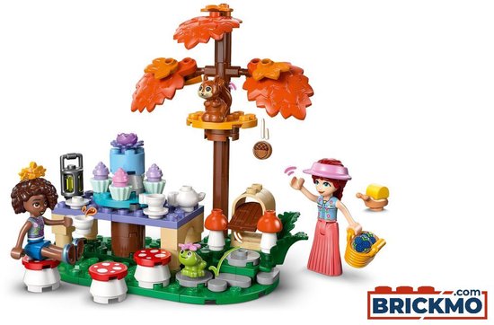LEGO Friends speelset met twee poppen, een eekhoorn in een boom, en een theetafel met cupcakes.