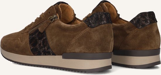 Bruine suède sneakers met dierenprint accenten op de zijkant en hiel, en een ritssluiting.
