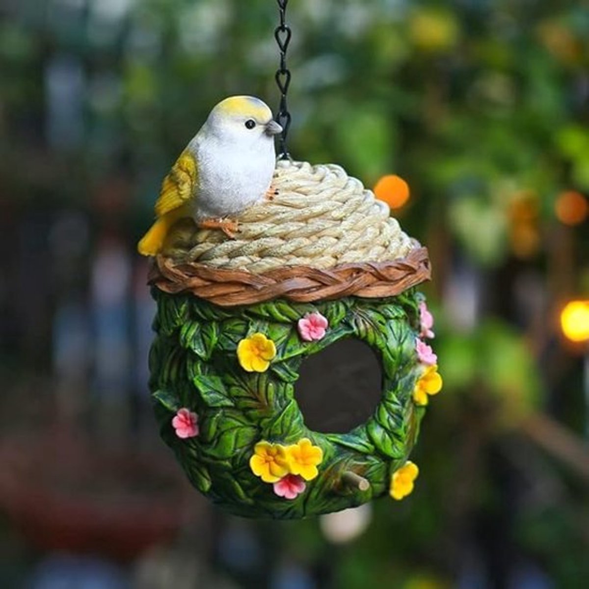 Een volière voor buiten, een hangend vogelnest, een kleurrijke en schattige decoratieve volière van hars, geschikt voor de decoratie van binnen- en buitentuinen, een cadeau voor vogelliefhebbers.