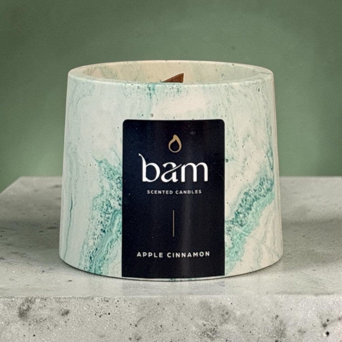 BAM Kaarsen Apple Cinnamon Geurkaars – Cone Collectie – Houten Wiek – Groen Gemarmerd Handgemaakt Potje – 100 g – 30 Branduren